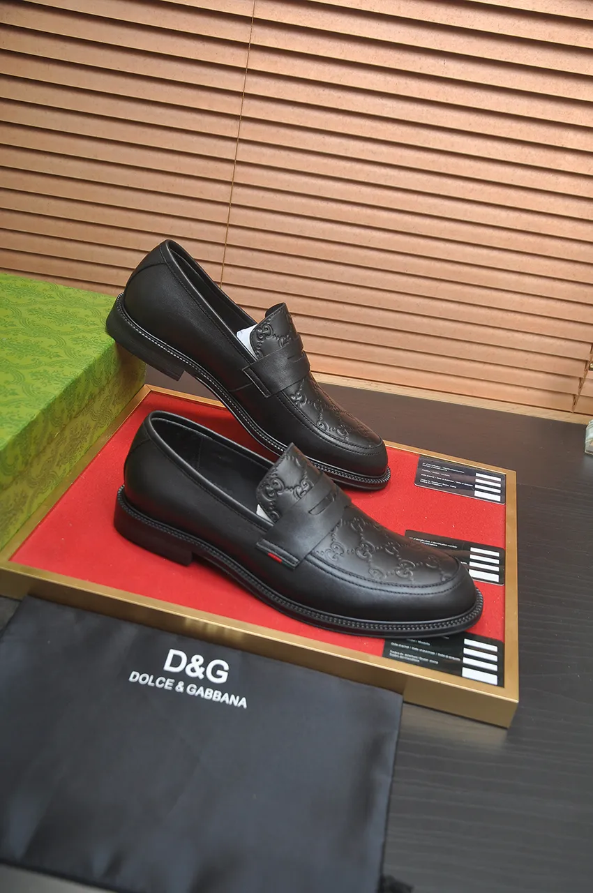 Men's shoes💰500💶Italy's top luxury men's shoe giant (GUCCI) (Gucci) (full cowhide lining) new arrival🍃Original European style🔰 Pleasant to the eye😍In order to make the shoes more durable and non-deformable🌀The production continues to follow traditional methods but there is still no lack of innovation💪Choose original sheepskin for the leather♻️ Smooth and natural And extra bright ⭐Made of imported cowhide, the first choice of rich people 38-45 (45 customized)